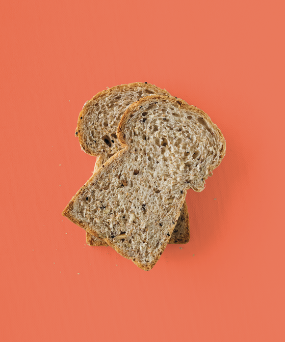 Scheibe Brot auf farbigen Hintergrund