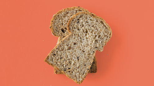 Scheibe Brot auf farbigen Hintergrund