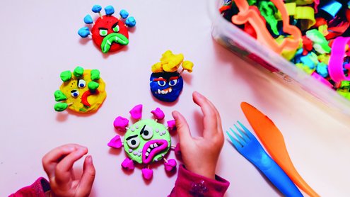 Kinderh&auml;nde mit lustig geformten Knetfiguren