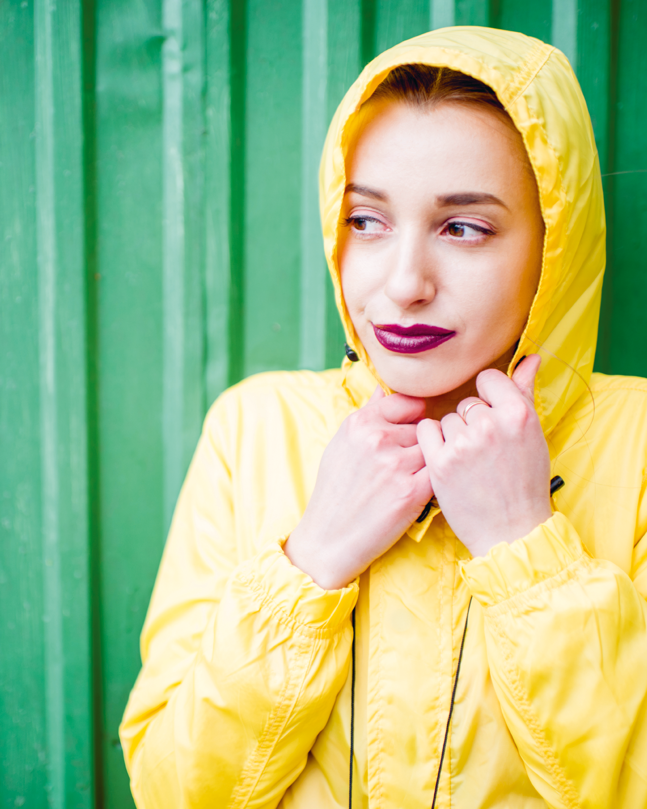 Frau im Regenmantel